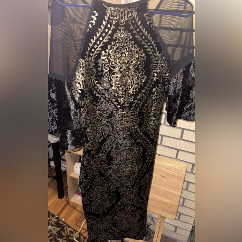 VENUS Black and Gold Long Sleeve Dress